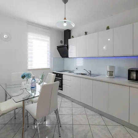 Antunovic * マカルスカ